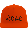 WOKE" text i svart brodyr på orange snapback-keps.