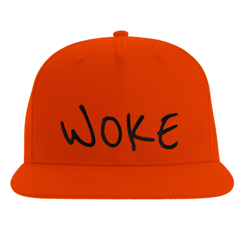WOKE" text i svart brodyr på orange snapback-keps.