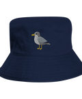 Broderat fiskmåsmotiv på marinblå fiskarhatt – maritim stil