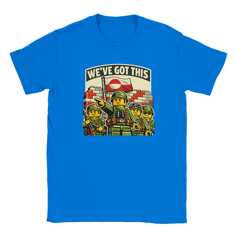 Blå t-shirt med ironiskt budskap och grafisk illustration av små arméfigurer