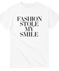 Minimalistiskt texttryck Fashion Stole My Smile i svart serif-font – vit t-shirt