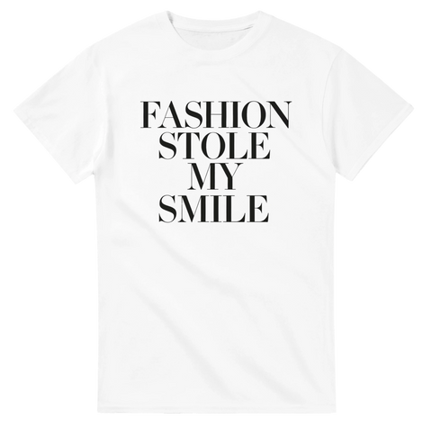 Minimalistiskt texttryck Fashion Stole My Smile i svart serif-font – vit t-shirt