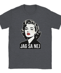 Pop art kvinna med rött läppstift och texten "JAG SA NEJ" på mörkgrå T-shirt.