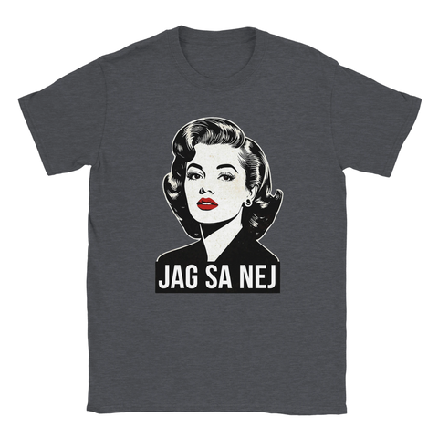 Pop art kvinna med rött läppstift och texten "JAG SA NEJ" på mörkgrå T-shirt.