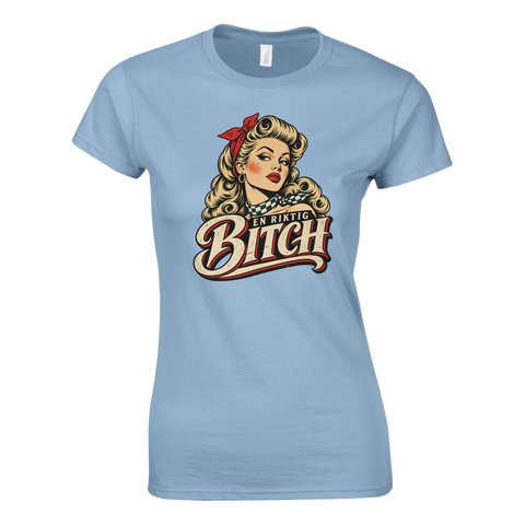 Retro pinuppa med rött pannband och texten En riktig bitch på ljusblå damtröja