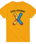 Tecknat kors av gul och blå strumpa med text "ROCKA SOCKARNA!" på gul t-shirt.