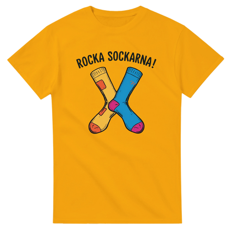 Tecknat kors av gul och blå strumpa med text "ROCKA SOCKARNA!" på gul t-shirt.