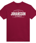 Vinröd t-shirt med texten Johansson – A Family of Originals