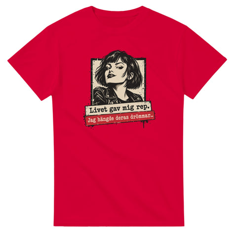 Röd t-shirt med kvinnoporträtt och texten ”Livet gav mig rep. Jag hängde deras drömmar.”
