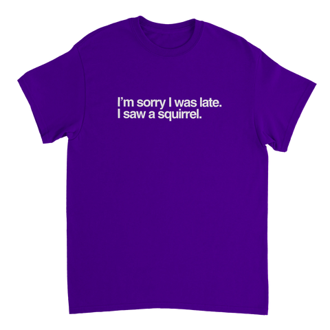 T-shirt med text Sorry I was late I saw a squirrel i lila färg