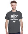 I'm Sexy and I Meow It" texttryck med vit katt på mörkgrå t-shirt.