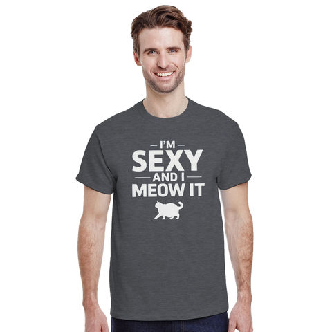 I'm Sexy and I Meow It" texttryck med vit katt på mörkgrå t-shirt.