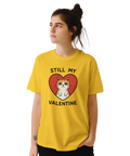 Grinig katt i rött hjärta, text "STILL MY VALENTINE" på gul t-shirt.