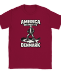 Satirisk "America belongs to Denmark" tryck med man i skinnjacka på USA-karta, vinröd t-shirt.