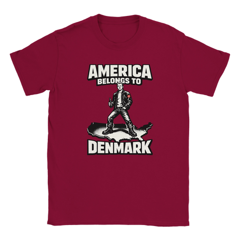 Satirisk "America belongs to Denmark" tryck med man i skinnjacka på USA-karta, vinröd t-shirt.