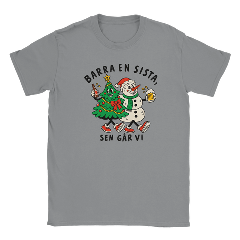 Grå t-shirt med en julgran och snögubbe som skålar och texten ”Barra en sista, sen går vi”.