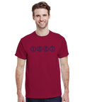 Man i vinröd t-shirt med minimalistiskt och historiskt siffertryck