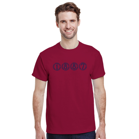 Man i vinröd t-shirt med minimalistiskt och historiskt siffertryck