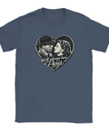 Retroinspirerad illustration med romantiskt filmmotiv tryckt på blåmelerad t-shirt