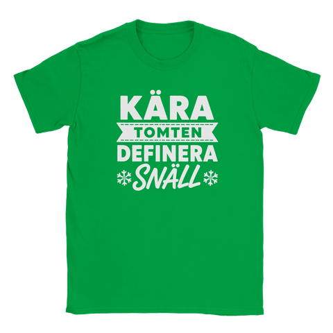Julig t-shirt med humoristiskt citat och snöflingor på grön bakgrund