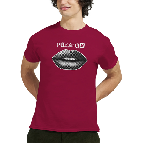 Popkonst mun med prickigt raster och "Pussemun" text på röd t-shirt.