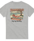 Retro sommarstrandmotiv med kvinna i bikini, text "SOMMARTIDER" och "Hej hej darling" på grå T-shirt.