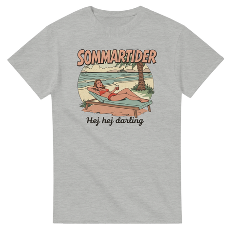 Retro sommarstrandmotiv med kvinna i bikini, text "SOMMARTIDER" och "Hej hej darling" på grå T-shirt.