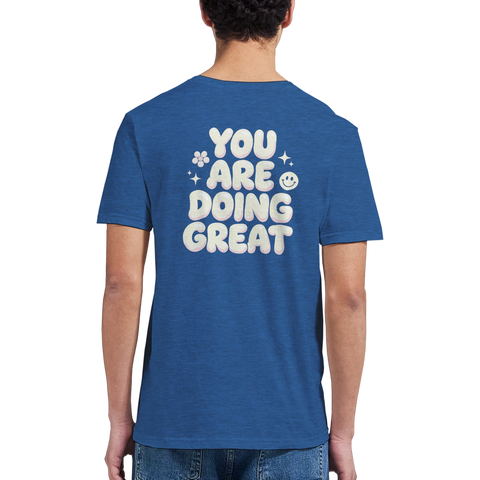 You are doing great" text i bubblig stil med blommor och smiley på blå t-shirt.