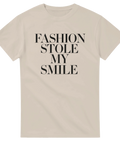 Grafisk t-shirt med editorial-känsla och texten Fashion Stole My Smile – sandfärgad