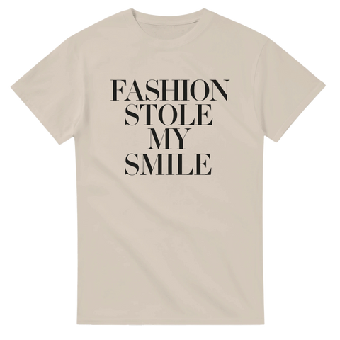 Grafisk t-shirt med editorial-känsla och texten Fashion Stole My Smile – sandfärgad