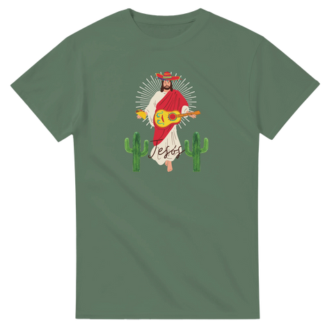 Olivgrön t-shirt med en skämtsam illustration av Jesús i mexikansk stil