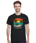 Man bär en svart t-shirt med retro palmtryck och hashtag semester