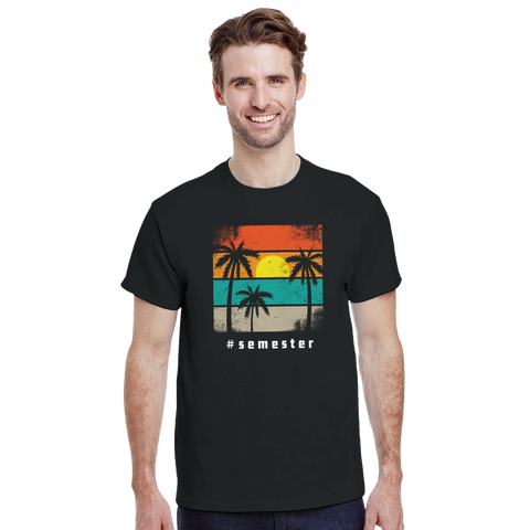 Man bär en svart t-shirt med retro palmtryck och hashtag semester