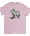 Ljusrosa t-shirt med en kapybara i grön mössa på skateboard.