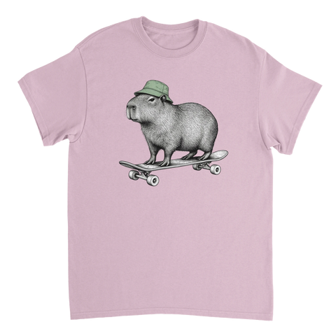Ljusrosa t-shirt med en kapybara i grön mössa på skateboard.