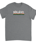 BÖGJÄVEL" i vit text med regnbågsfärgade skuggor på grå t-shirt, retro pride-design.