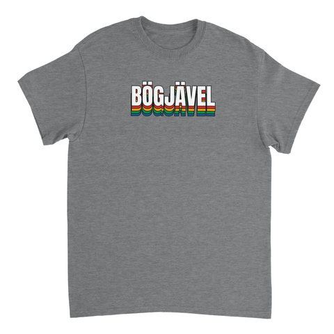 BÖGJÄVEL" i vit text med regnbågsfärgade skuggor på grå t-shirt, retro pride-design.
