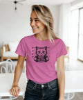 Svart mugshot-katt "Guilty of Being Too Cute No Regrets" på fuchsia dam-t-shirt.