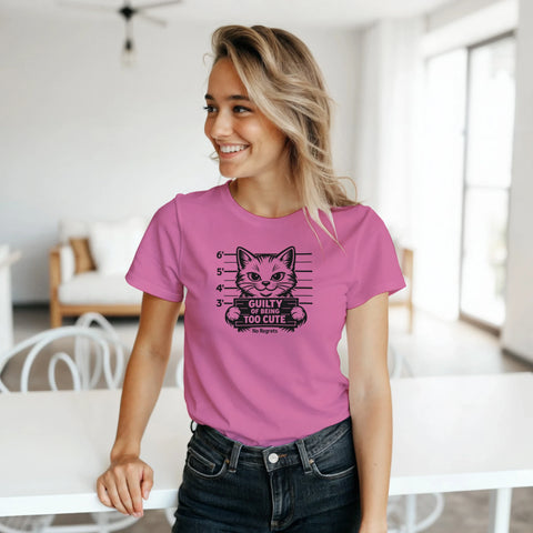 Svart mugshot-katt "Guilty of Being Too Cute No Regrets" på fuchsia dam-t-shirt.