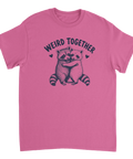 Grafiskt tryck med texten Weird Together på mörkrosa t-shirt