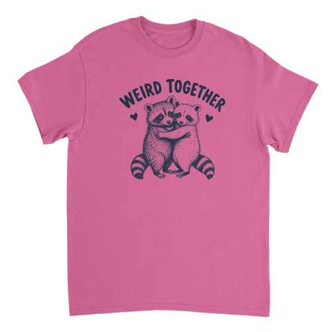 Grafiskt tryck med texten Weird Together på mörkrosa t-shirt