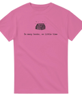 Bokstapel med glöd, texten "So many books, so little time" på rosa t-shirt.