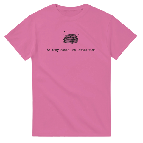 Bokstapel med glöd, texten "So many books, so little time" på rosa t-shirt.