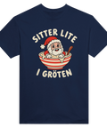 Marinblå t-shirt med en tomte i julgröt och texten ”Sitter lite i gröten”.