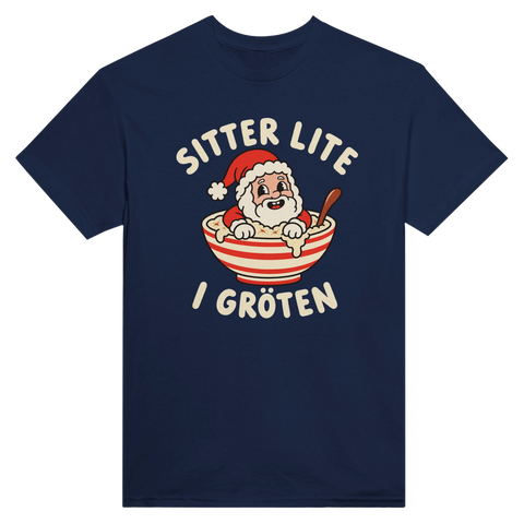 Marinblå t-shirt med en tomte i julgröt och texten ”Sitter lite i gröten”.