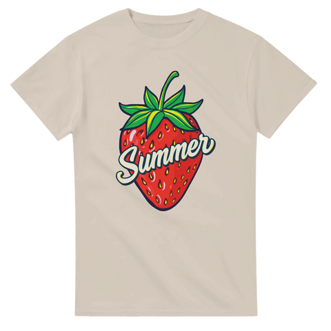 Jordgubbsmotiv med text "Summer" på beige t-shirt.