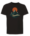 Bergsmotiv med orange sol och sjö på mörkgrå ekologisk t-shirt.