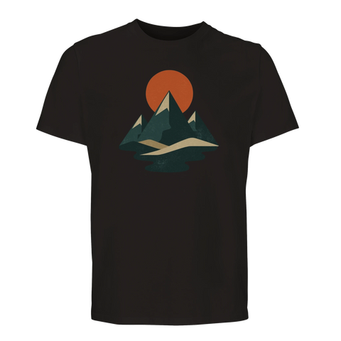 Bergsmotiv med orange sol och sjö på mörkgrå ekologisk t-shirt.