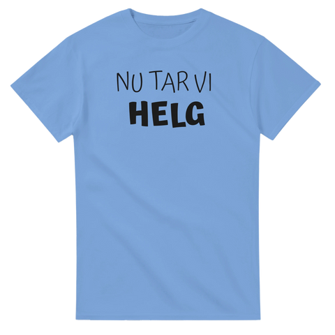 Nu tar vi helg" texttryck i svart handskriven stil på ljusblå t-shirt.
