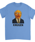 Muppknugen i kostym med svensk flagga, text "KNUGEN", på ljusblå T-shirt.